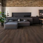 LAMINA SPC JZ5001 PISO MADERA OSCURO 18*122CM METRO (CJ2.20) - Imagen 2